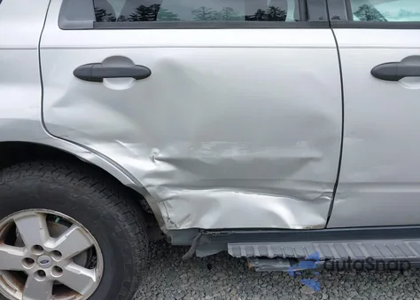 2008 Ford Escape Xlt z USA, uszkodzony, nr VIN 1FMCU93118KB07144